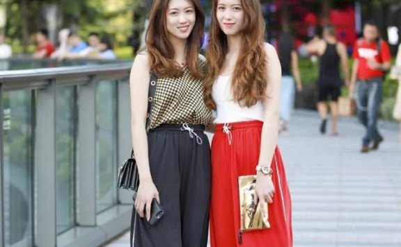 国内街拍:偶遇双胞胎姐妹,谁的穿衣打扮更漂亮呢?