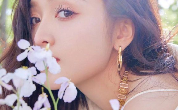 吴宣仪穿白色吊带裙小露香肩!肤白貌美大美腿性感撩人