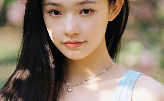 林允衣着清凉大秀香肩小蛮腰!青春活力性感撩人