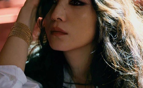 宋佳晒烟熏妆写真大秀美腿！性感妖艳女人味十足