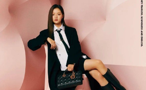 任敏摩登感封面写真大秀长腿!小美女性感魅力猛增