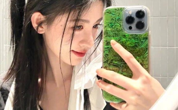 鞠婧祎穿黑色V领上衣超甜美！乌黑长发美艳动人