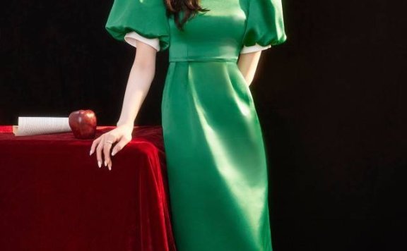 周洁琼穿衣风格挺多变，复古绿裙像富家千金一样贵气