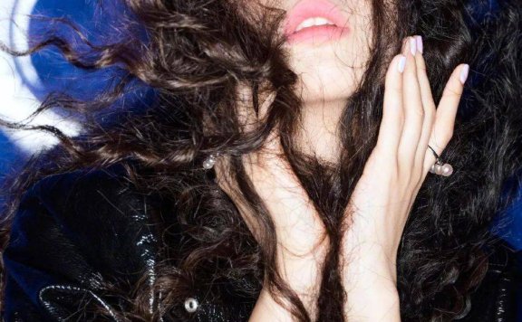 周也穿白色吊带裙大秀香肩美腿!俏皮可爱性感迷人