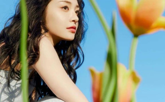 周洁琼穿吊带碎花裙尽显好身材！波浪卷发温柔迷人