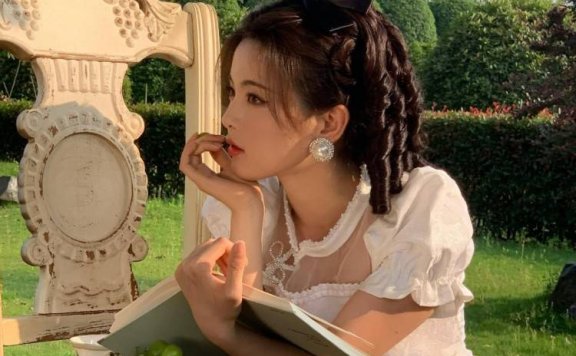 杨超越“狐妖”造型美翻了，穿红色碎花吊带裙美的让人心动