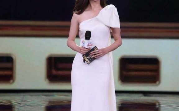 佟丽娅虞书欣穿同款印花装，2种搭配思路演绎不同风格美