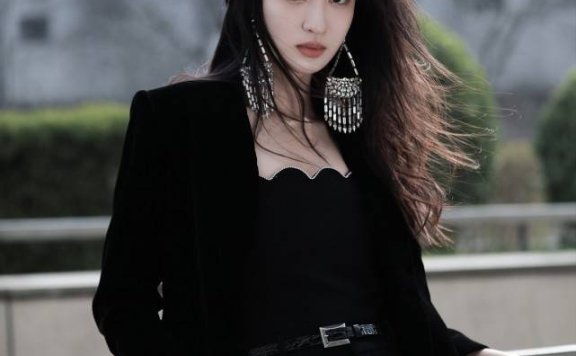 王楚然穿小黑裙纯欲满满,像从小说走出来的人