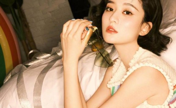 乔欣穿彩虹款无袖背心配高腰牛仔裤，超有范儿！