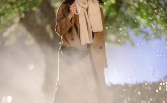 谭松韵雨季氛围感穿搭,大衣看着优雅迷人