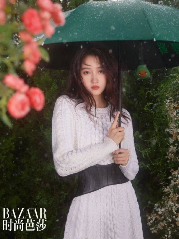 关晓彤写真大秀娇嫩香肩!一袭黑色吊带美艳绝伦