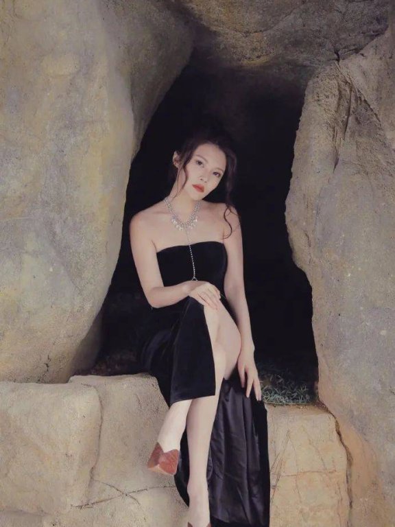 徐冬冬身穿抹胸黑裙超妩媚!魔鬼身材性感火辣