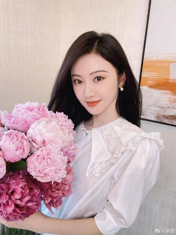 景甜长发披肩手捧鲜花超甜美!艳若桃李魅力不可小觑