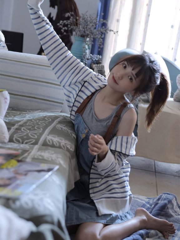 马尾辫美女牛仔背带裤青春活力室内个人写真