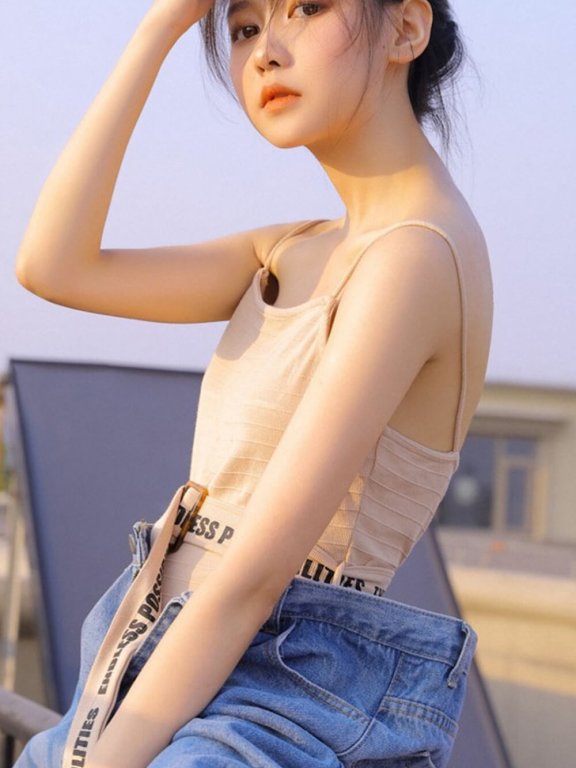瓜子脸小姐姐吊带香肩清新可人天台写真图片