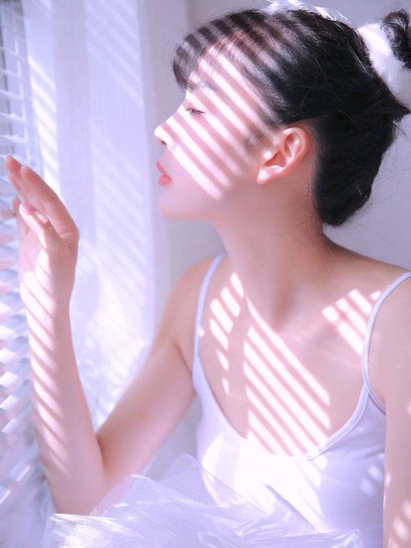 阳光下的芭蕾舞美女白皙大长腿光滑柔嫩图片