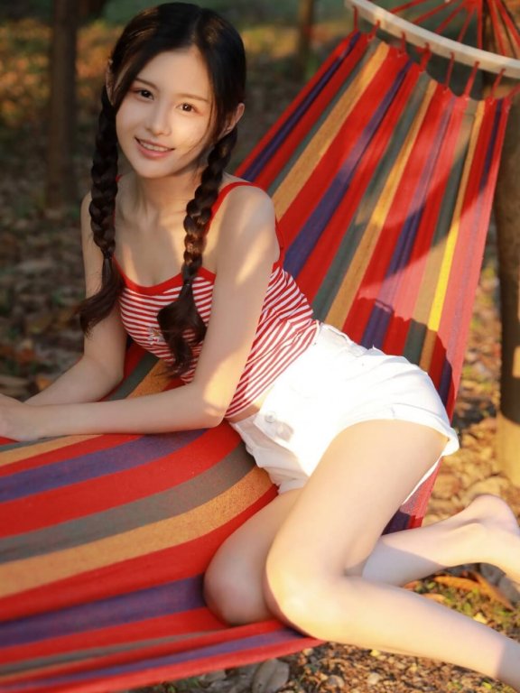 麻花辫萌妹子吊带短裤香肩美腿户外写真