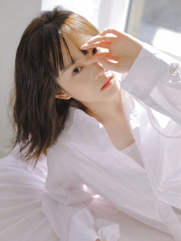 阳光下早安少女牛仔短裤白皙美腿私房图片写真