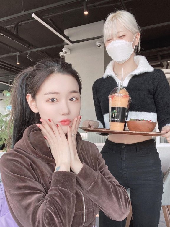 韩国直播主《빛베리 Berry》眼睛离不开火辣冰淇淋!