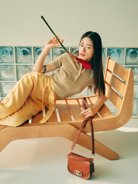 天生一张高冷脸孔,私服穿搭也十分精彩:韩国模特金雅贤的魅力连女生都会爱上