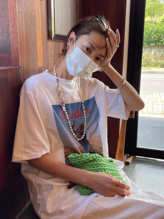 就喜欢这样的慵懒调调:迎接盛夏,日韩女生与欧美潮人都在拎编织包