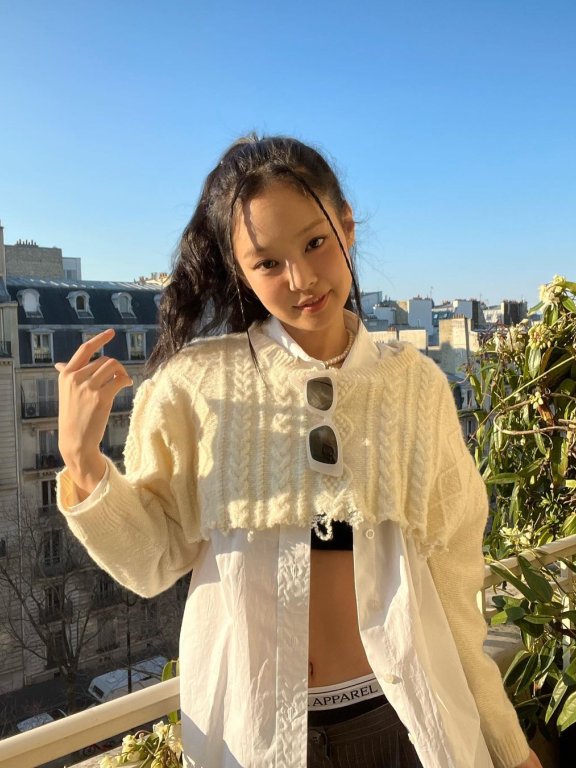 身穿低腰裤露出内裤Logo,这个曾被嫌土的搭配韩星现在都在穿