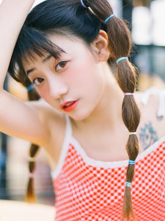 灯笼辫少女吊带格子裙俏皮可爱图片写真