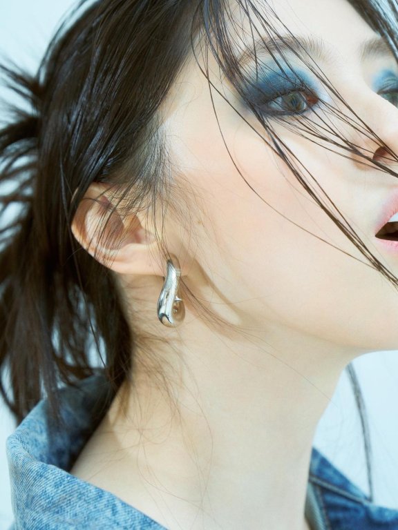 想和韩韶禧画出同款冷艳蓝色烟熏妆，先来一颗单色眼影