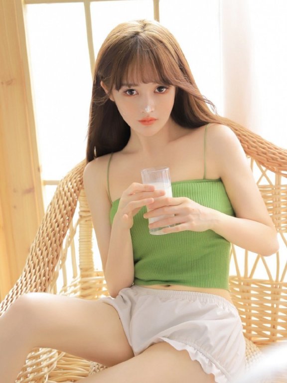 漂亮美眉露脐装超短裤小蛮腰大长腿写真