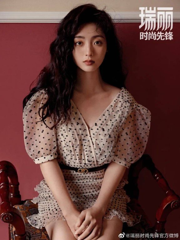 美女邢菲夏日写真大秀白皙香肩!冰肌玉骨性感美艳