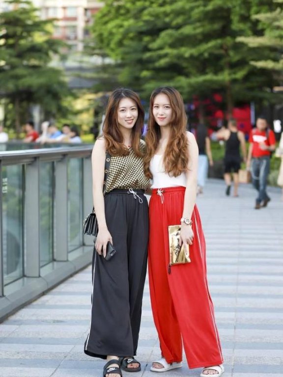 国内街拍：偶遇双胞胎姐妹，谁的穿衣打扮更漂亮呢？