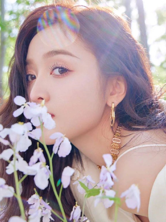 吴宣仪穿白色吊带裙小露香肩!肤白貌美大美腿性感撩人