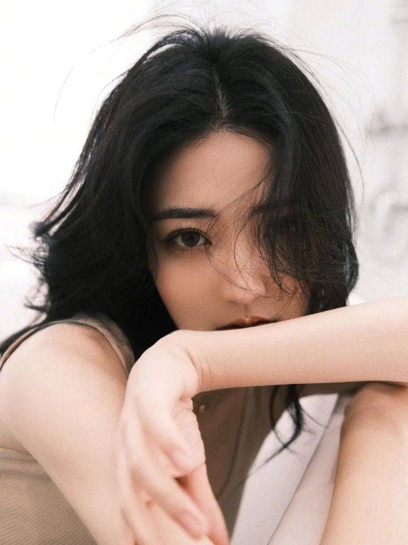 女星徐璐晒浴缸照又纯又欲!乌黑长卷发成熟妩媚