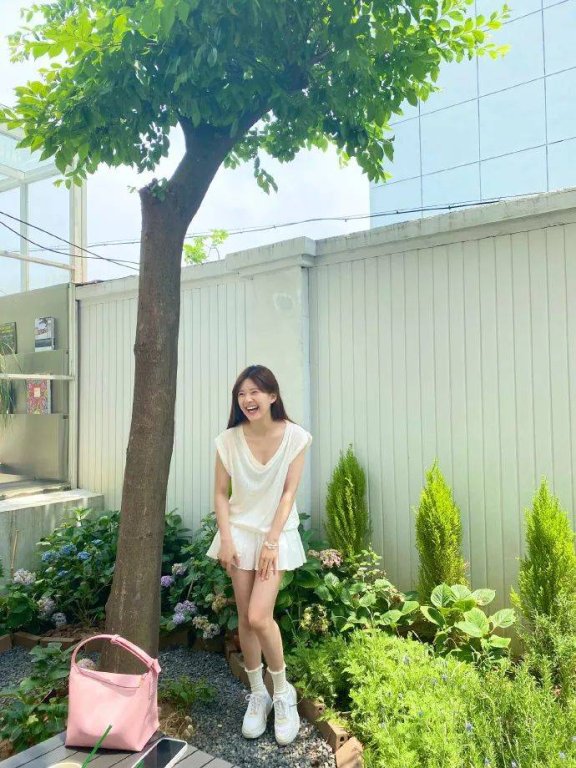 赵露思夏日自拍清爽靓丽!白皙大美腿性感撩人