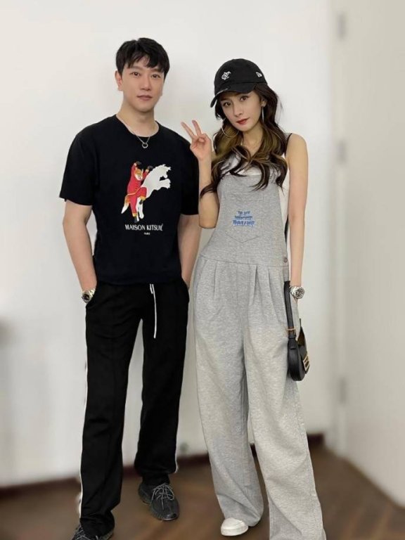 杨幂与朋友合照,穿背心配运动背带裤减龄时髦少女感十足