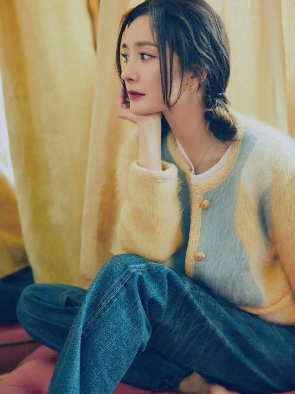 杨幂清甜风写真太靓丽多姿!雪肤玉貌绝对美艳动人