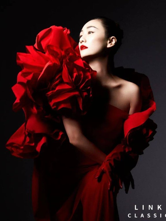 刘芸色彩美图大秀香肩!艳若桃李太性感火辣