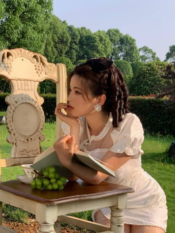 杨超越“狐妖”造型美翻了,穿红色碎花吊带裙美的让人心动
