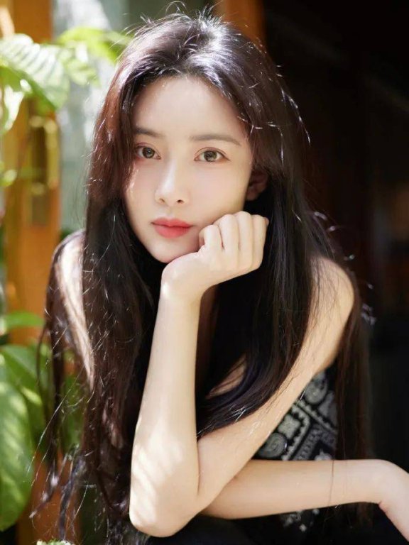孟子义晒春日写真大秀白皙香肩!性感美艳魅力难挡