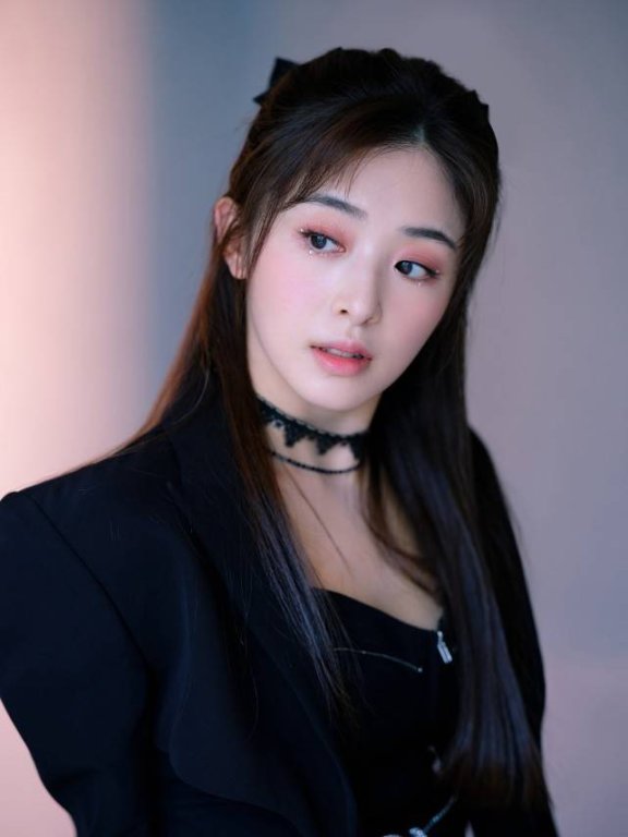 张含韵“小野猫”造型太撩 人,穿黑西装裙纯欲满满好有女人味