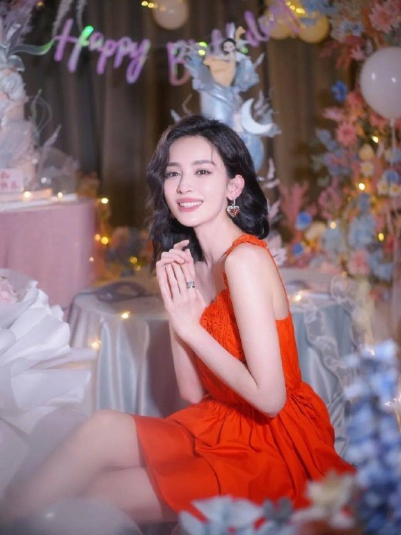 娜扎身穿红裙大秀香肩大美腿腿!冰肌玉骨太性感美艳