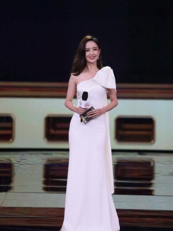 佟丽娅虞书欣穿同款印花装,2种搭配思路演绎不同风格美