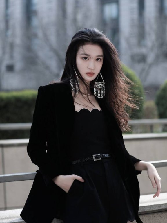 王楚然穿小黑裙纯欲满满,像从小说走出来的人