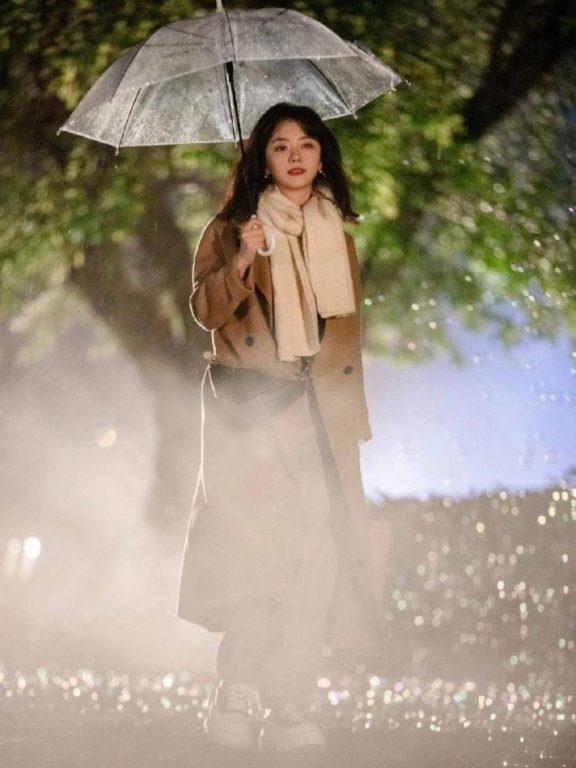 谭松韵雨季氛围感穿搭,大衣看着优雅迷人