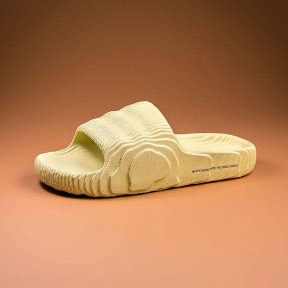 今夏最潮拖鞋就是它!adidas Originals带来犹如地质图的Adilette 22