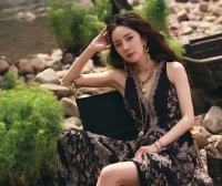 杨幂身穿民族风长裙大秀美腿!冰肌玉骨太迷人