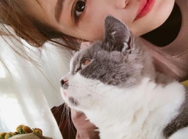 男人更喜欢女人抱脖子还是抱腰 抱脖子会更亲昵