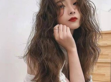 卷发才是发型的天花板,2022年流行的这5款显脸小还有气质