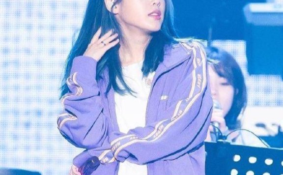 26岁IU染蓝发配紫色运动衫真有个性，美得真高级