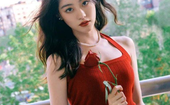 祝绪丹红衣写真大秀白皙香肩!手拿玫瑰花魅惑迷人